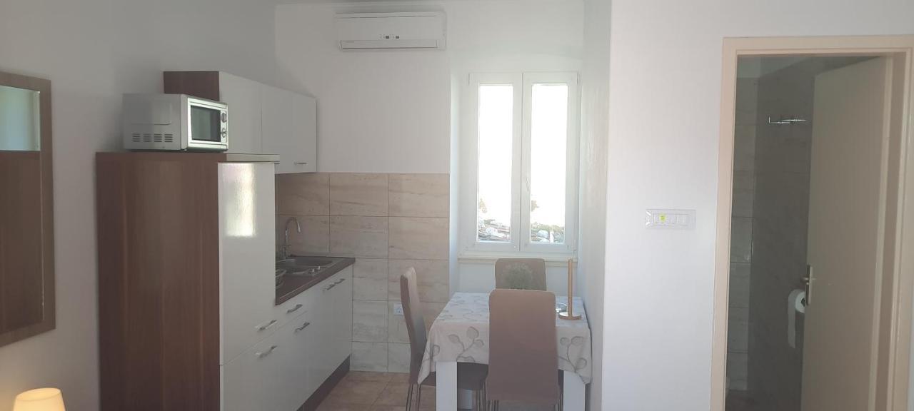 Apartments Villa Beba Комижа Экстерьер фото